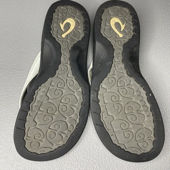 OLUKAI Leather Flip Flop Sandals Womens 8 White Black Soles Comfort Casual - Picture 5 of 5